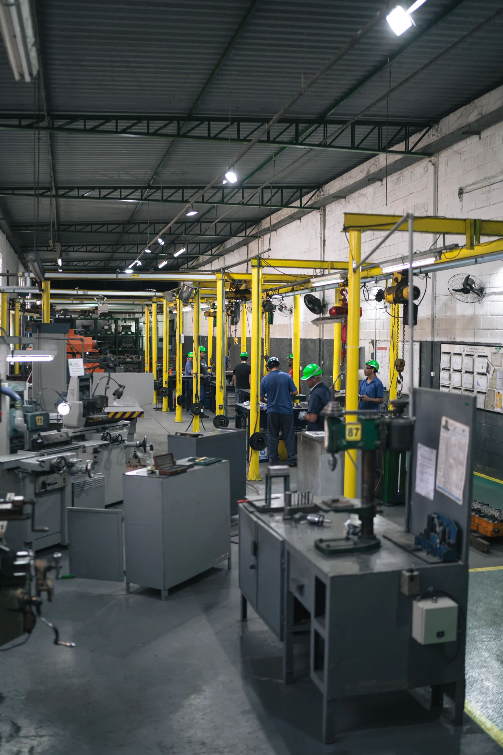 Equipe e equipamentos no setor de produção da Tessin